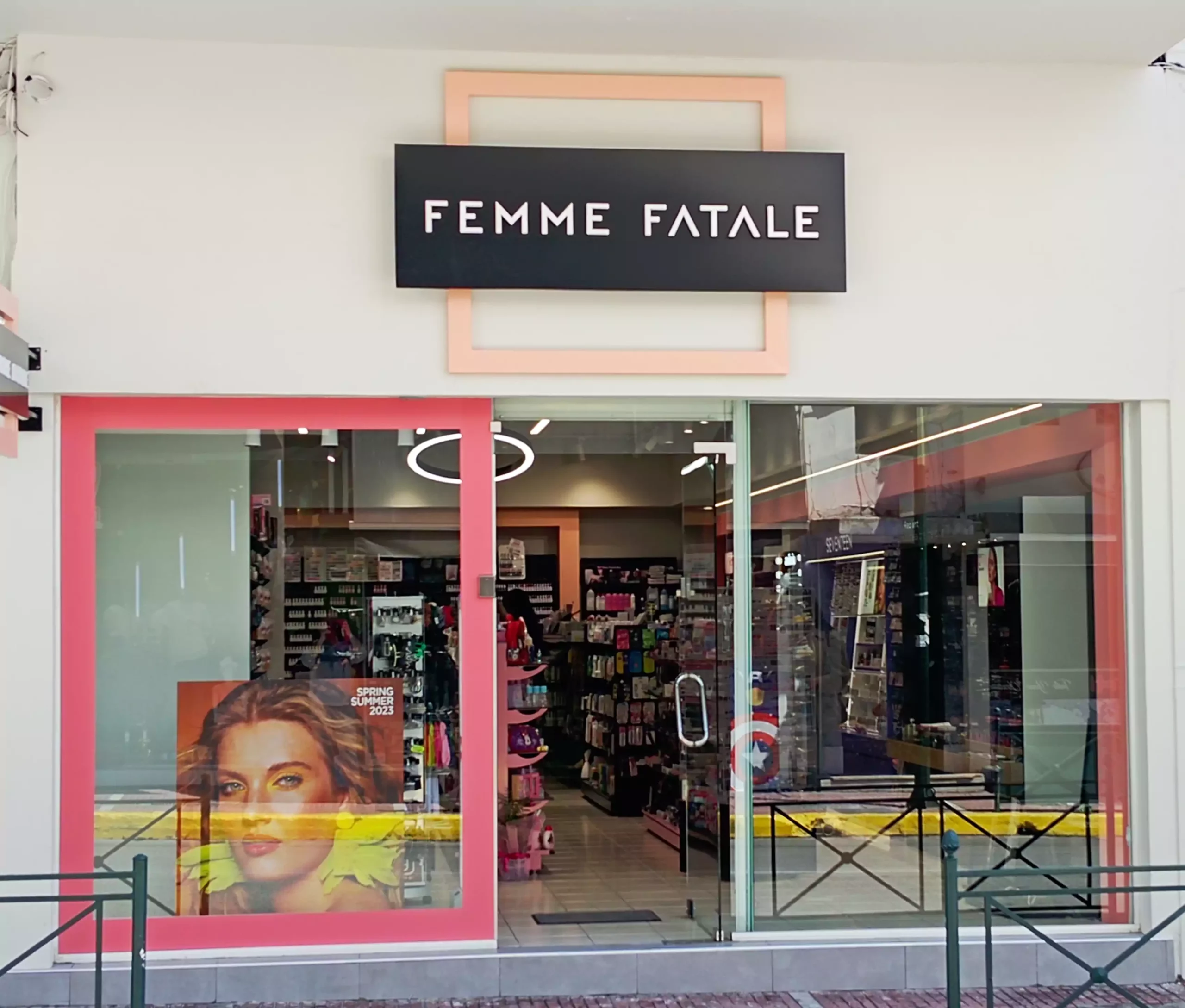 Ποιοι Είμαστε - Femme Fatale - Κατάστημα Κορυδαλλού Νίκαιας