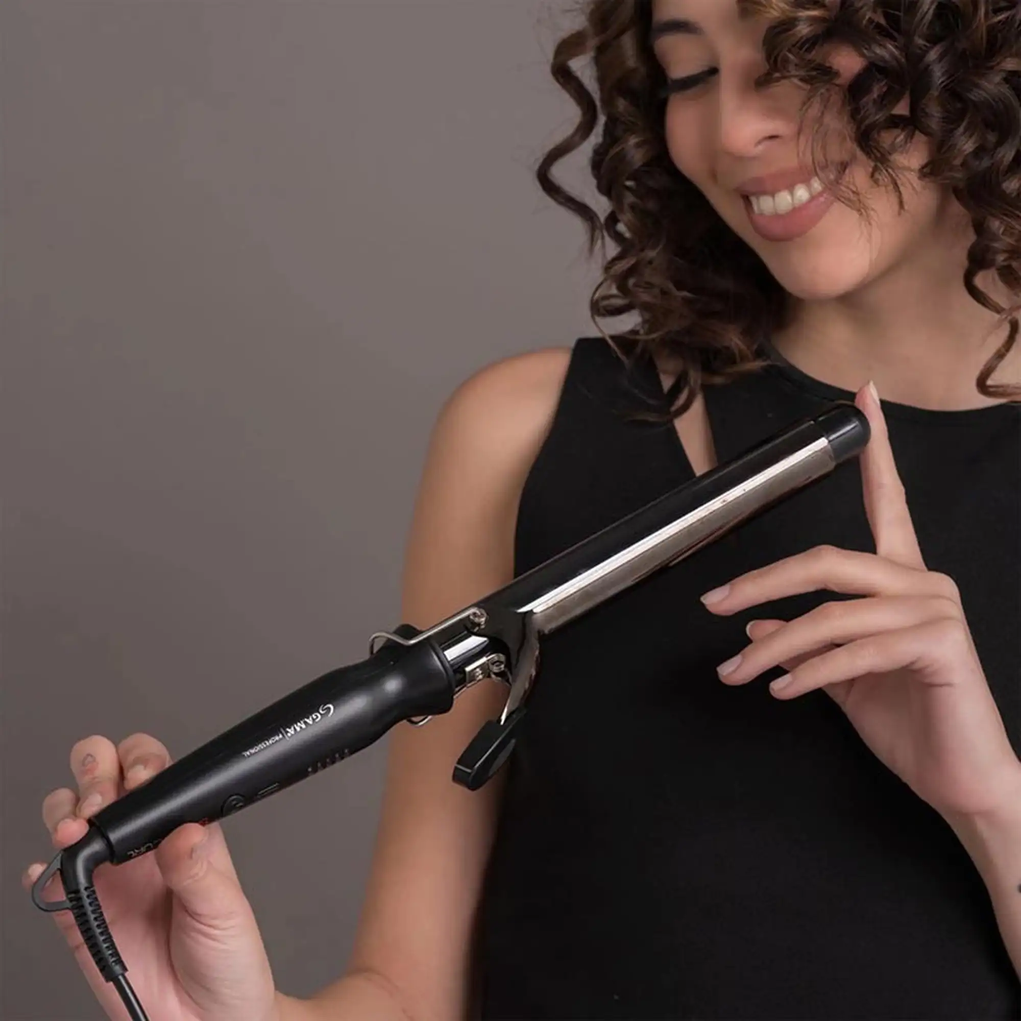 GAMA Ψαλίδι Μαλλιών Salon Classic LED 140o-220o 25mm PC5003 - Femme Fatale - - Το GAMA Ψαλίδι Μαλλιών Salon Classic LED 140o-220o 25mm PC5003 είναι επαγγελματικό ψαλίδι μαλλιών με ρυθμιζόμενη θερμοκρασία 5 επιπέδων και διάμετρο 25 mm. GAMA Ψαλίδι Μαλλιών Salon Classic LED 140o-220o 25mm PC5003 - Femme Fatale - GAMA Ψαλίδι Μαλλιών Salon Classic LED 140o-220o 25mm PC5003